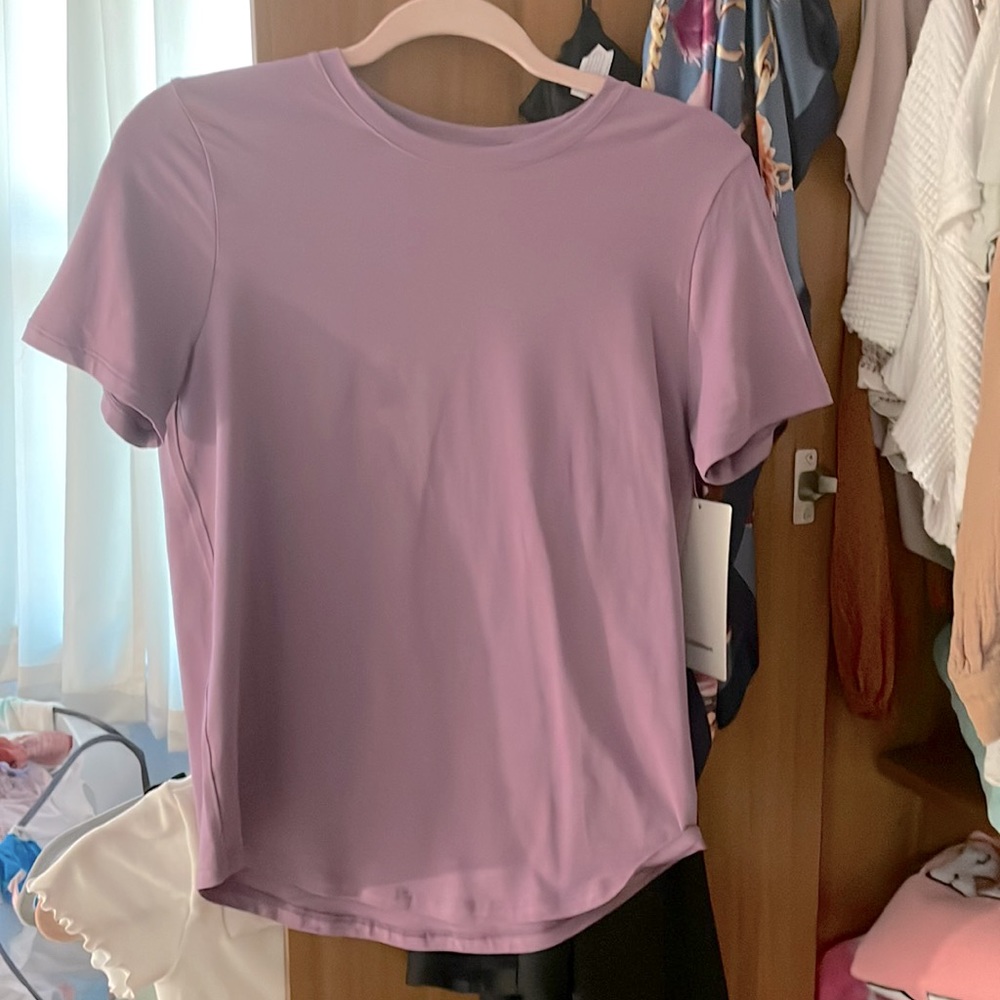 super comfy lululemon athletic tee!!